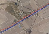 Servicios de emergencias atienden al conductor de un camin accidentado en Lorca
